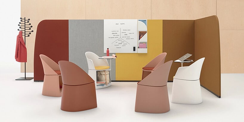 wyjątkowe fotele w pastelowych kolorach w aranżacji biurowej