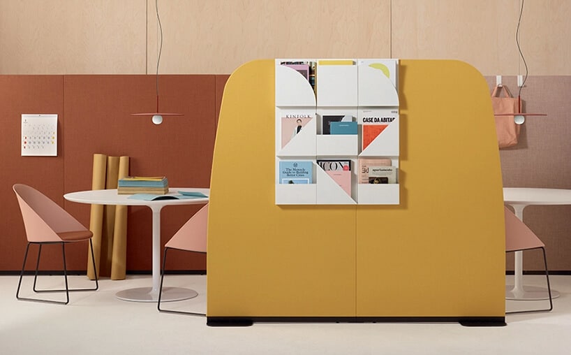 wyjątkowe fotele w pastelowych kolorach w aranżacji biurowej z boxami