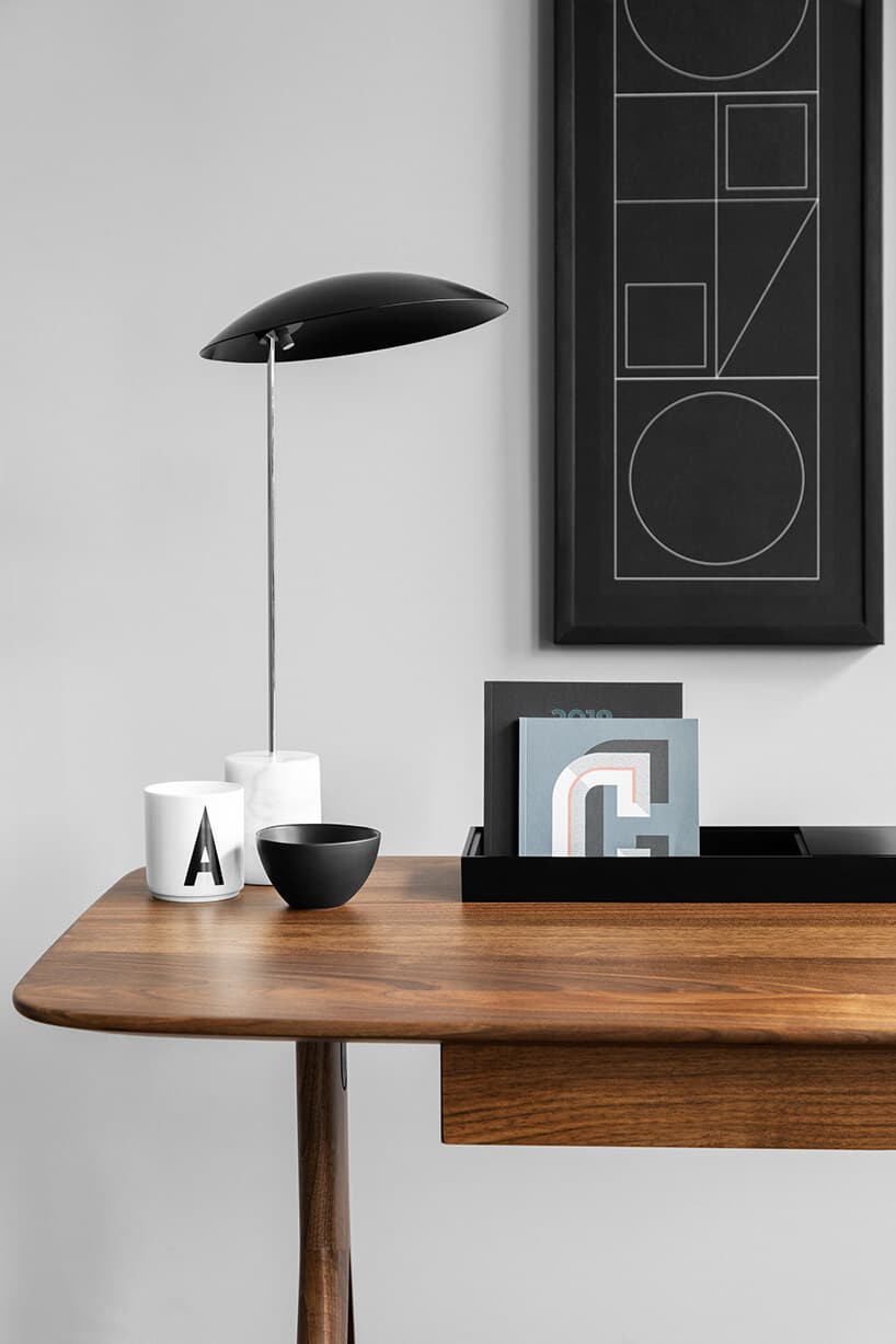 czarna lampka i brązowy stolik