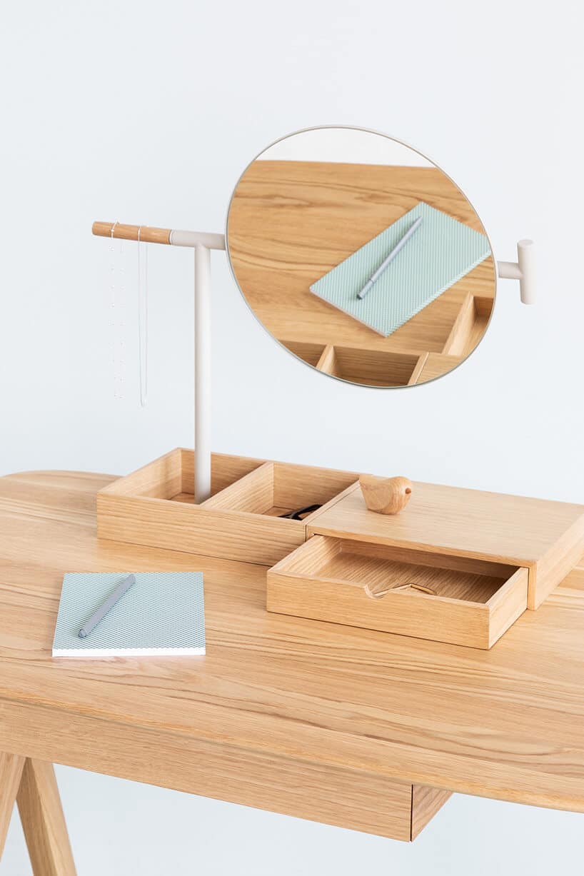 drewniane biurko dla kobiety z lusterkiem