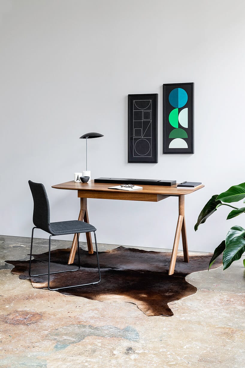 brązowe biurko i czarne krzesło