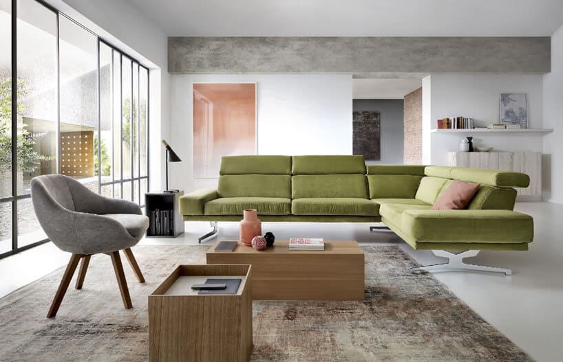 zielona sofa w przestronnym salonie