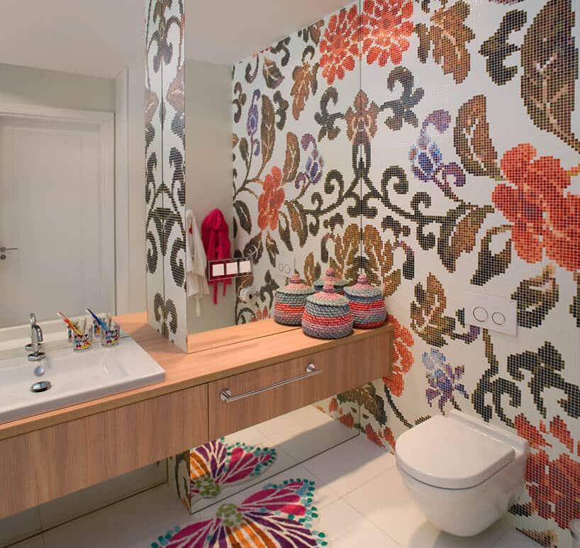 biała łazienka w mozaikową kolorową ścianę i podłoge z motywem roślinnym i motylem