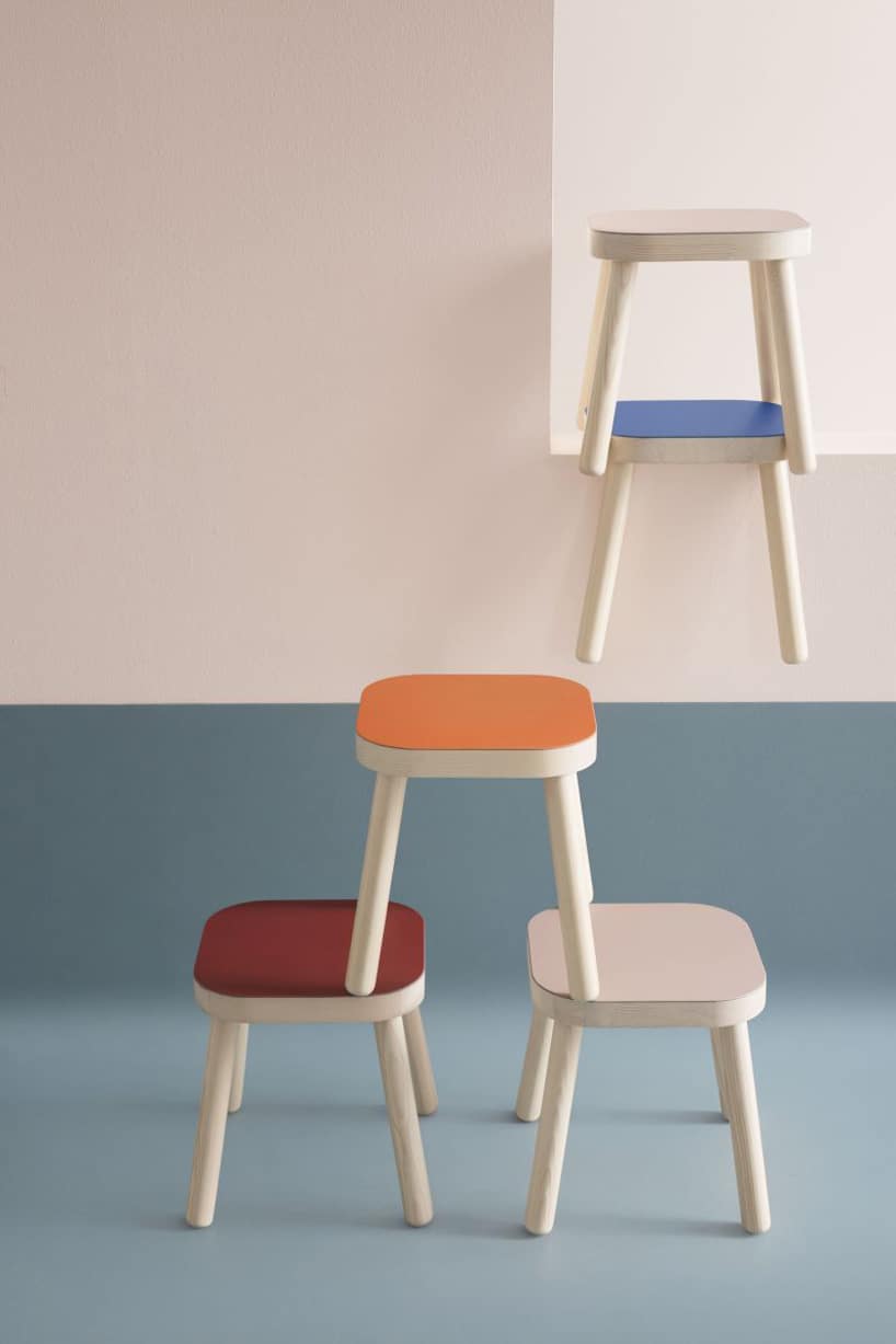 pięć drewnianych stołków z kolorowymi siedziskami