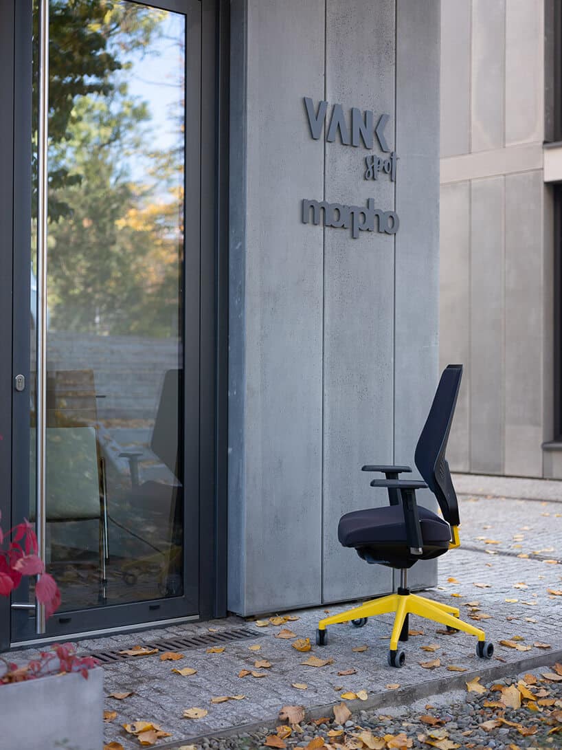 krzesło biurowe postawione przy wejściem do showroomu VANK