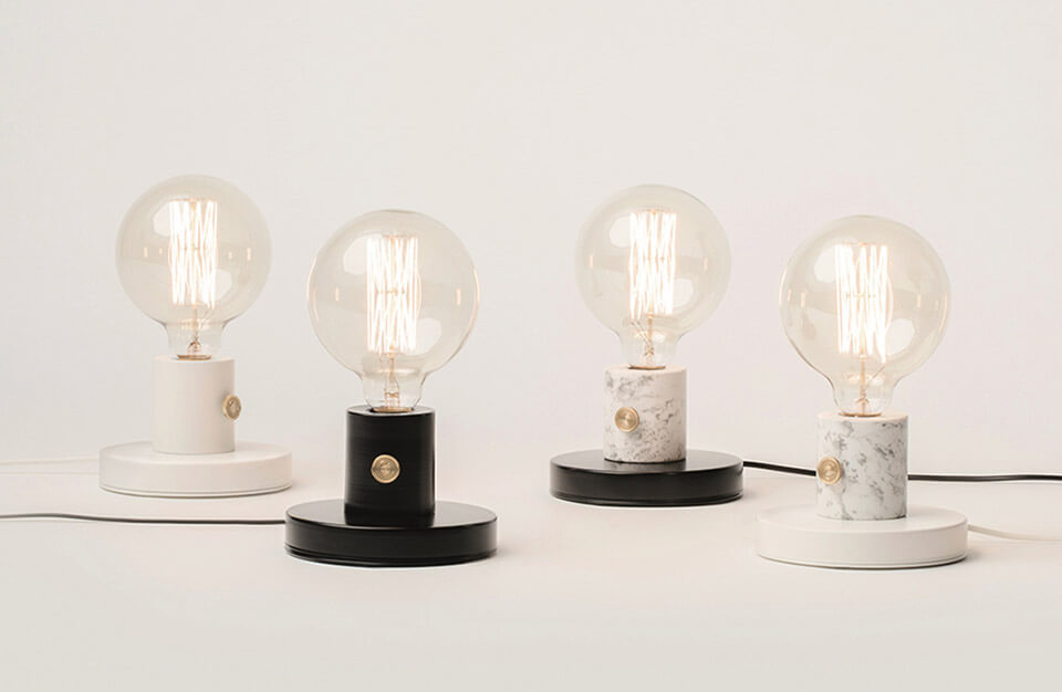 Retro światło: retro lampy z mosiądzu, marmuru i lat 20.