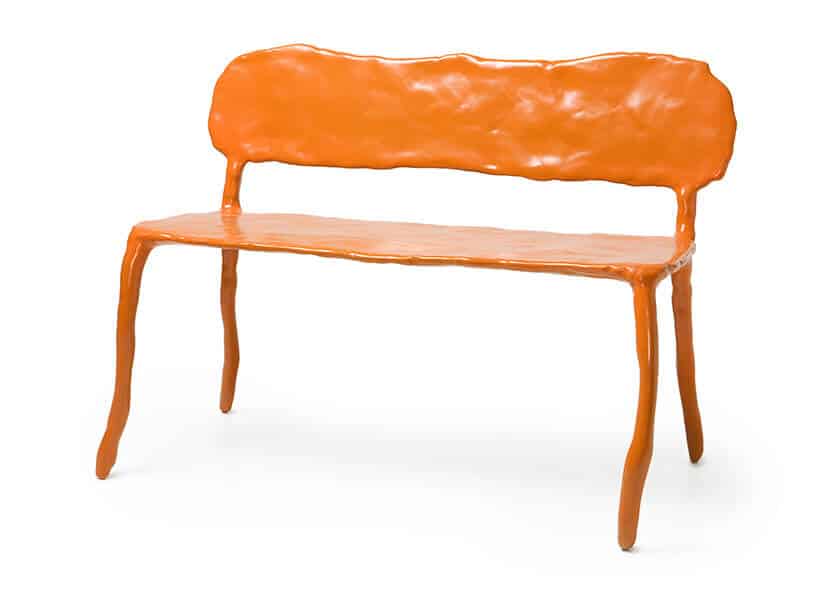 gliniana pomarańczowa ławka