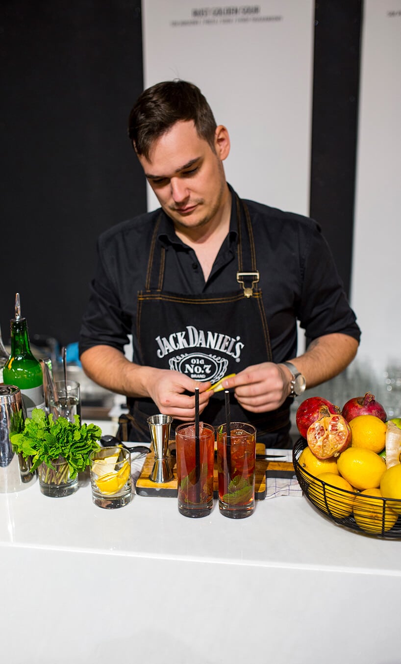 stoisko MAGAZIF na Warsaw Home 2019 barman podczas przygotowywania jednego z soft drinków