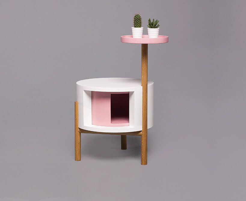 biało-różowy stolik z małym wyższym blatem