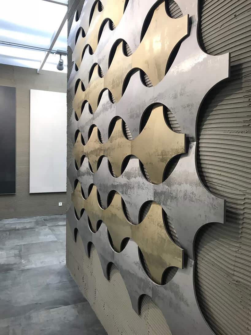 metaliczne nietypowe płytki na betonowej ścinie