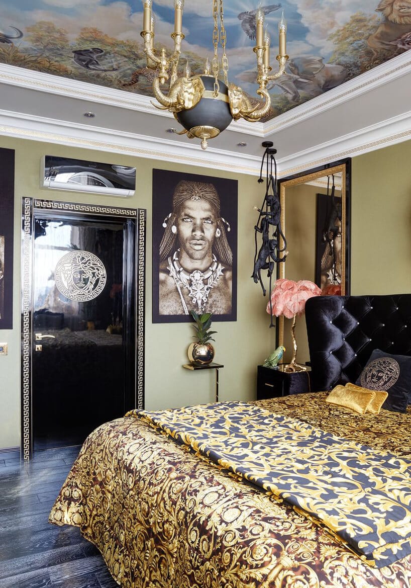 wnętrze sypialni w stylu afrykańskim ze złotymi akcentami