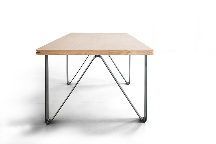 nowoczesny stół Tabb os Bozzetti metalowymi giętymi nogami z drewnianym blatem