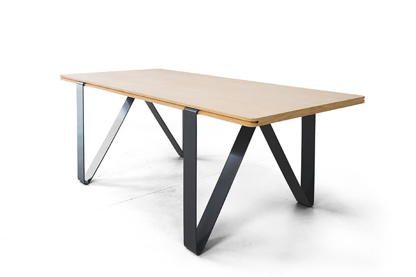 nowoczesny stół Tabb os Bozzetti szarymi metalowymi giętymi nogami z drewnianym blatem