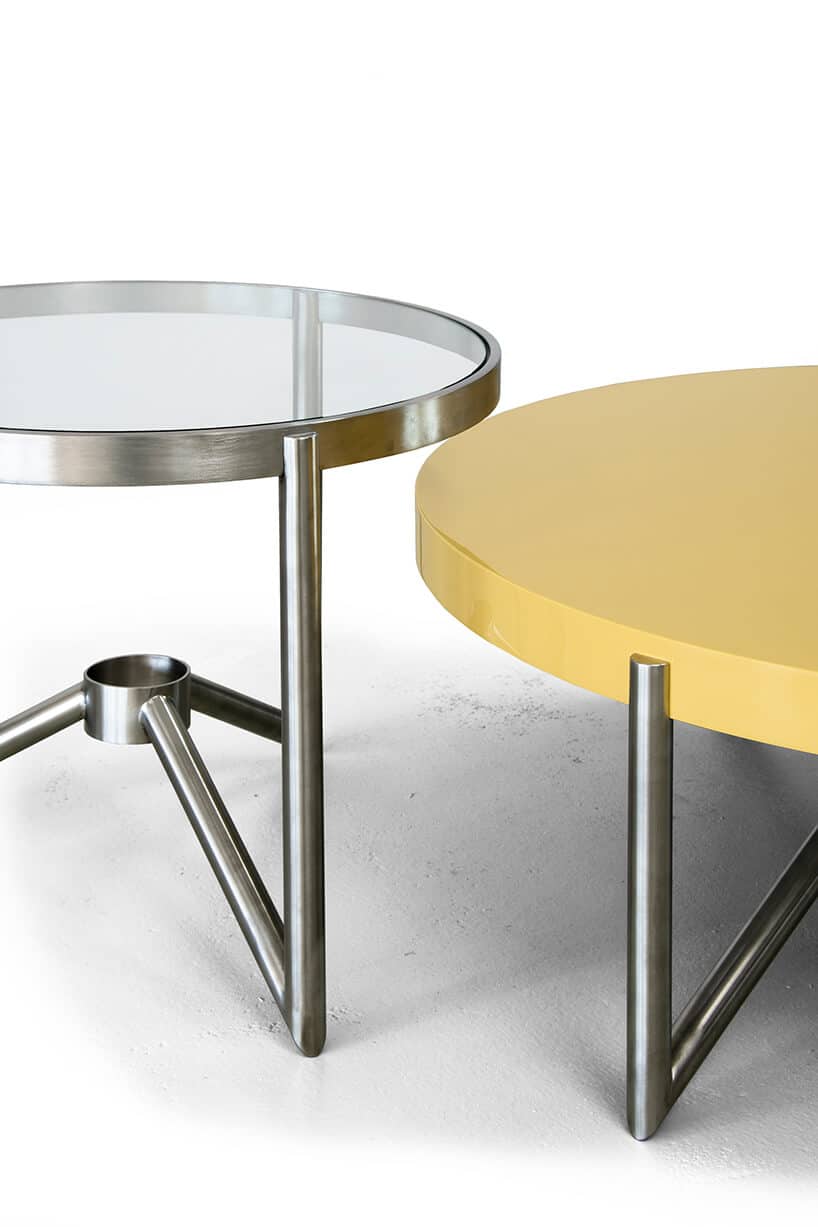 dwa stoliki Crcl od Bozzetti na metalowych nogach ze szklanym blatem i drewnianym żółtym