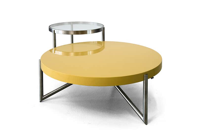 dwa stoliki Crcl od Bozzetti na metalowych nogach z żółtym blatem na tle stolika ze szklanym blatem