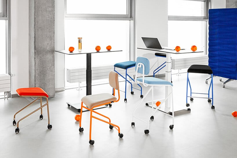 nowoczesne biurowe krzesła z kolorowymi nogami przy cienkich biurkach z kulkami