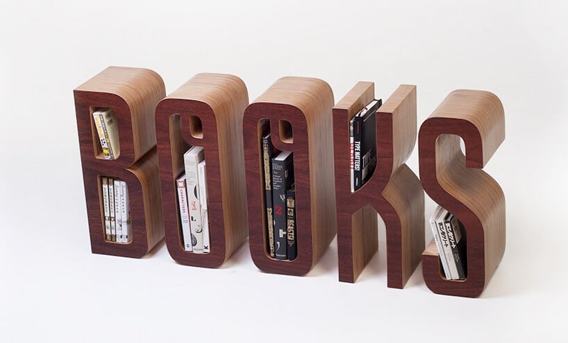nowoczesny regał na książki z drewnianych liter układających się w słowo books