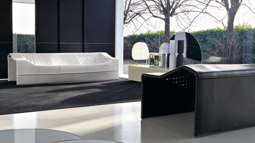 czarno biały design z jasna kanapa lampa podłogą i ciemną ścianą