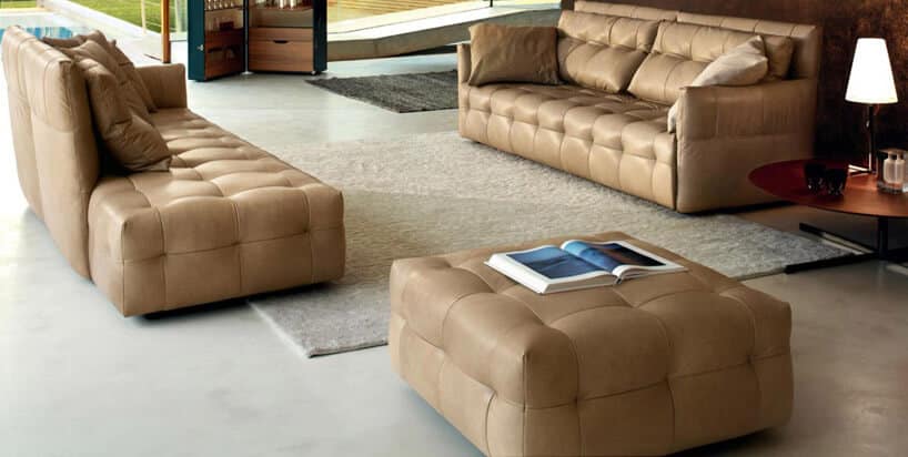 brązowe kanapy i fotele jasny dywan przestronne pomieszczenie