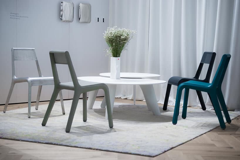 cztery różnokolorowe krzesła Ultraleggera od Studio Zieta w aranżacji przy białym stoliku