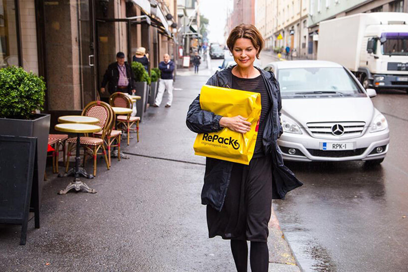 kobieta spacerująca ulica z żółtą paczką