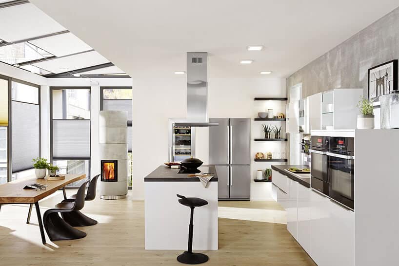 biały aneks kuchenny czarne krzesła kuchnia w norweskim stylu