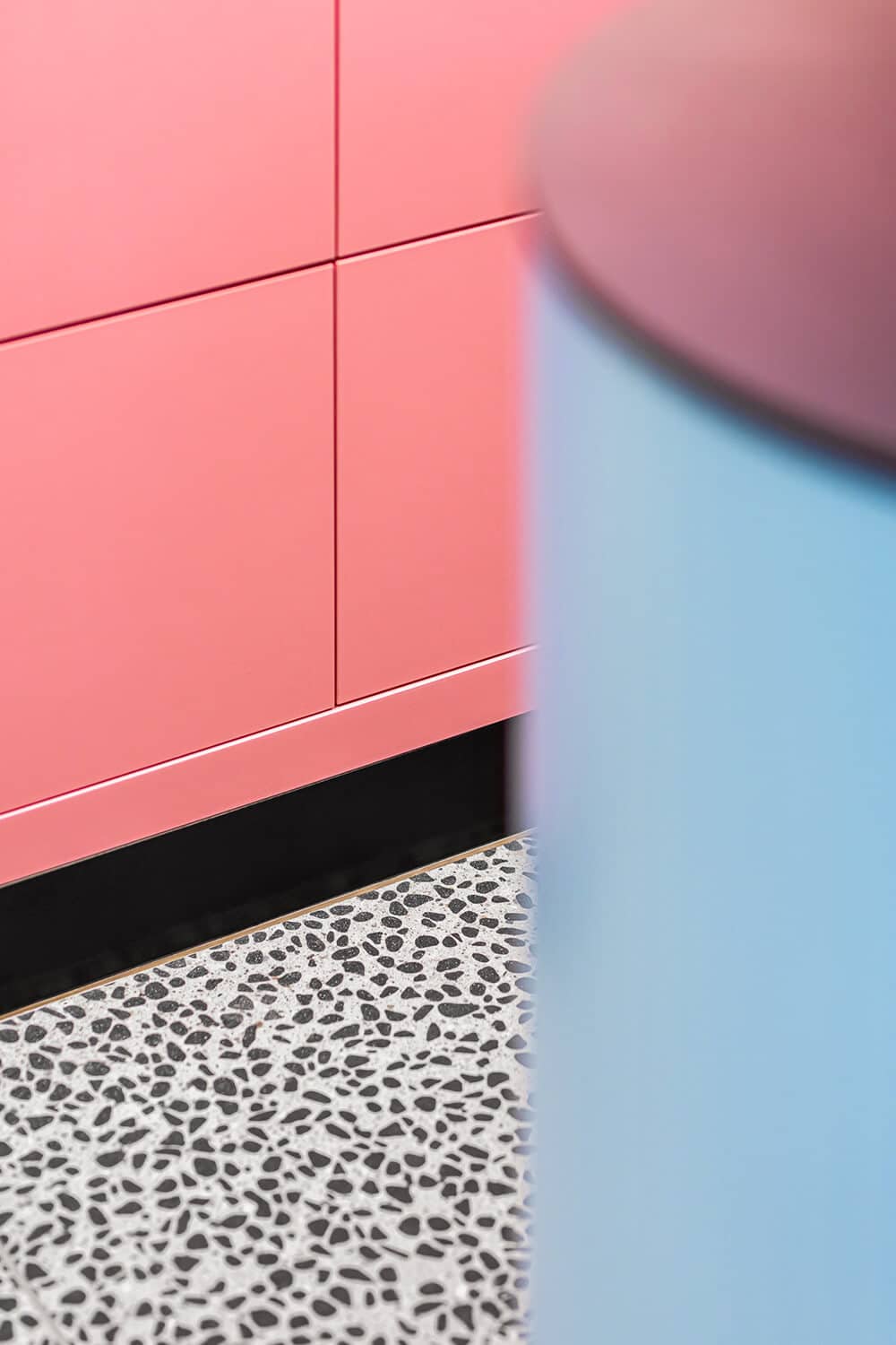 Pastelowe kolory i geometryczne kształty w salonie urody MI bella