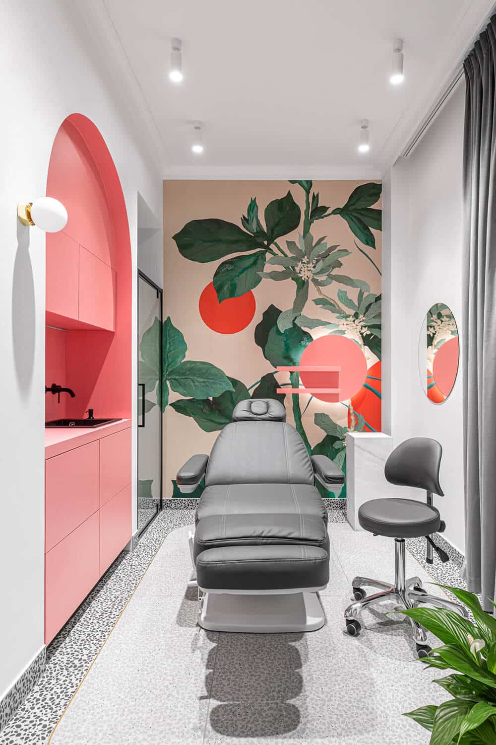 Pastelowe kolory i geometryczne kształty w salonie urody MI bella
