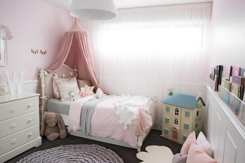 mały pokój dziecięcy dla dziewczynki z różowym baldachimem