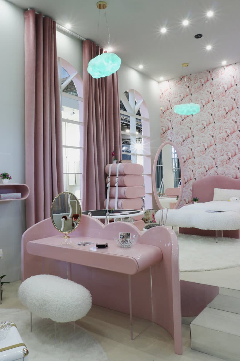 różowy elegancki pokój dziecięcy dla dziewczynki z białym łóżkiem i różowym biurkiem