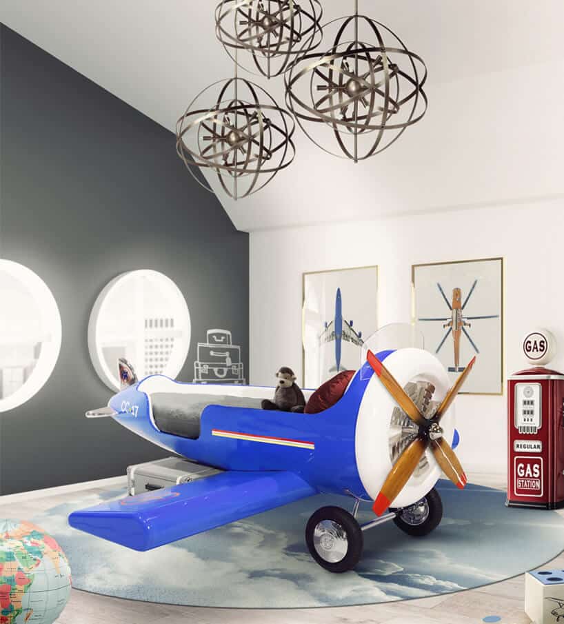 biało-szarym pokój dziecięcy z dużym niebieskim samolotem jako łóżkiem