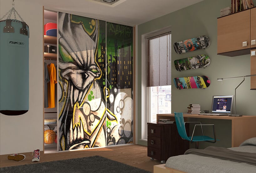 pokój dla nastolatka z workiem treningowym, szafą z grafiti oraz deskami na ścianie