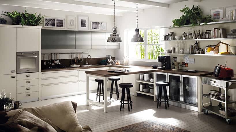 biało-drewniane połączenie kuchni z salonem