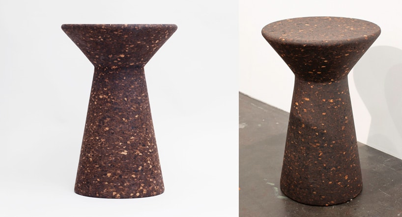 efektowny ciemny ekologiczny stołek Cork Stool od Tre Product na czarnej podłodze