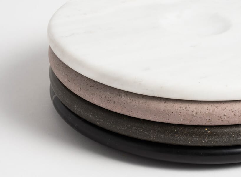 cztery różnokolorowe talerze Moon Plate od Tre Product