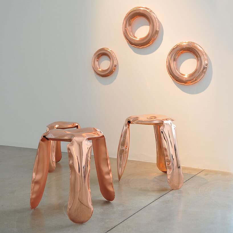 dwa miedziane stołki Plopp od Studio Zięta