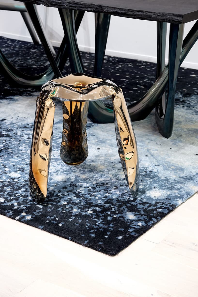 wyjątkowy złoty stołek Plopp od Studio Zięta