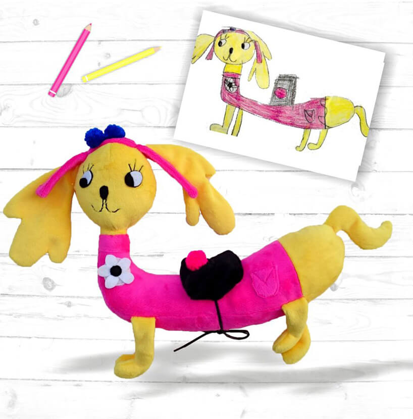 żółty jamnik maskotka wzorowana na rysunku dziecka
