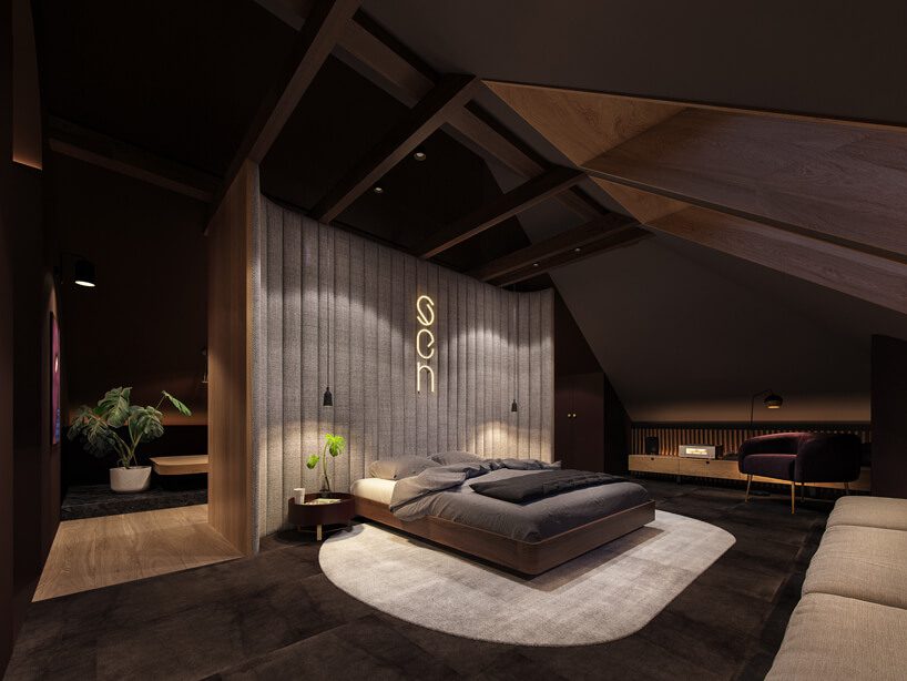 projekt nowoczesnego wnętrza domu od Zarysy ciemna sypialnia z częściową opadającym drewnianym sufitem