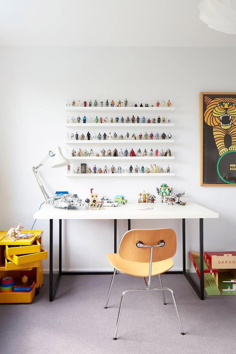 półki na figurki nad biurkiem dziecka