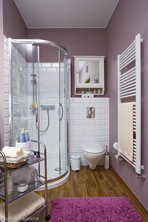 mała łazienka z fioletowymi ścianami