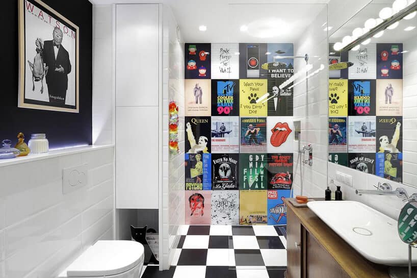 łazienka z plakatami pod prysznicem