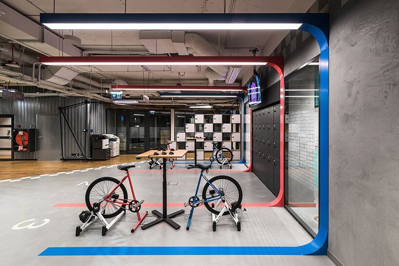 surowa betonowa przestrzeń coworkingowa Brain Embassy wyjątkowe biurka z rowerami zamiast krzeseł