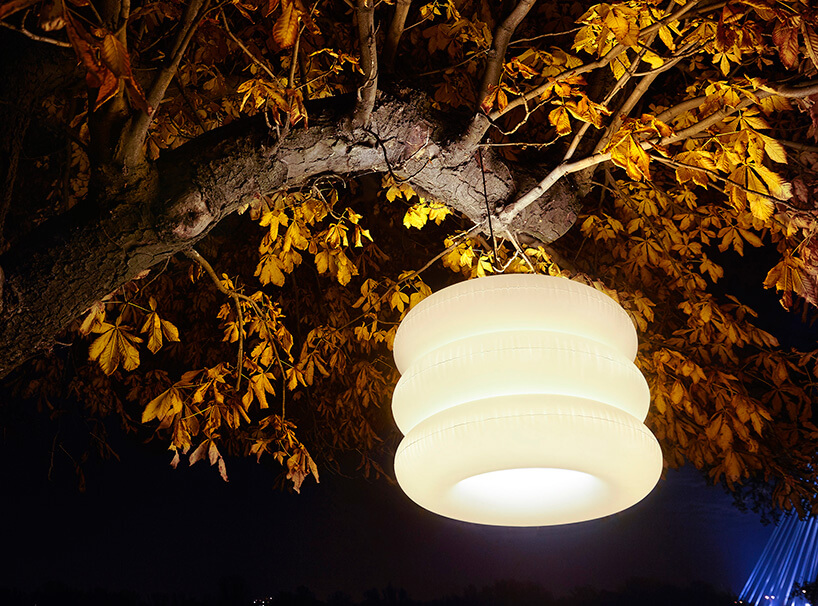 pufowa lampa wisząca na drzewie nocą