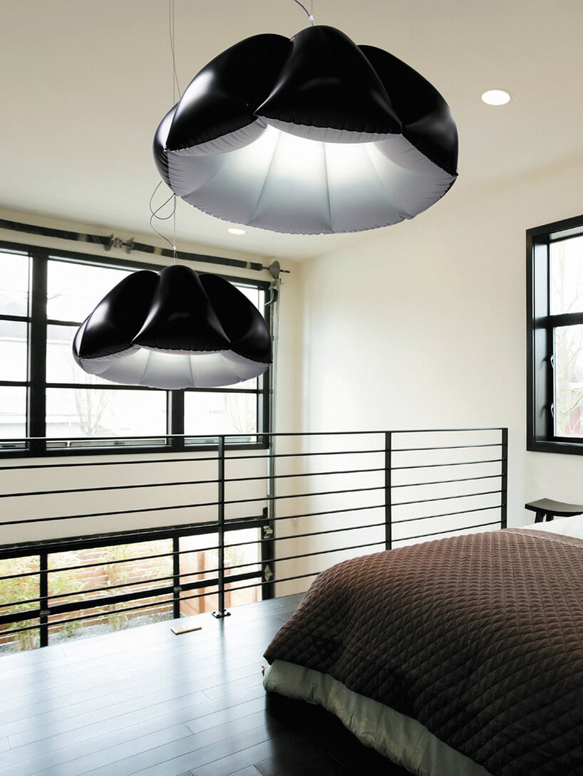 czarno-białe pufowe lampy w sypialni