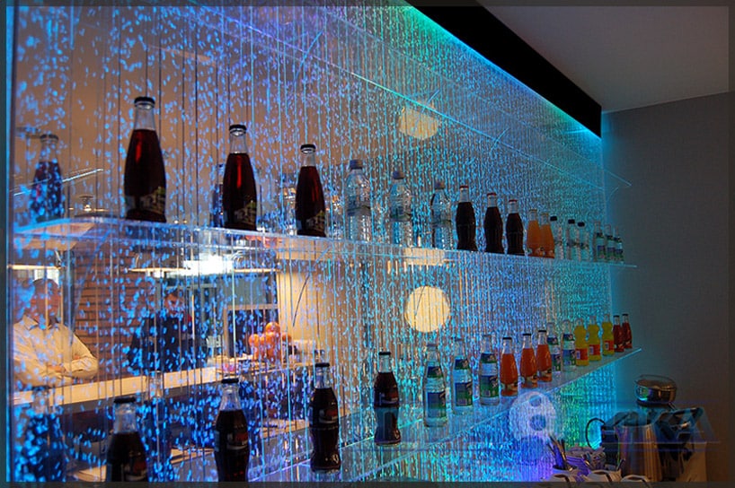 kolorowo podświetlona ściana wodna w barze