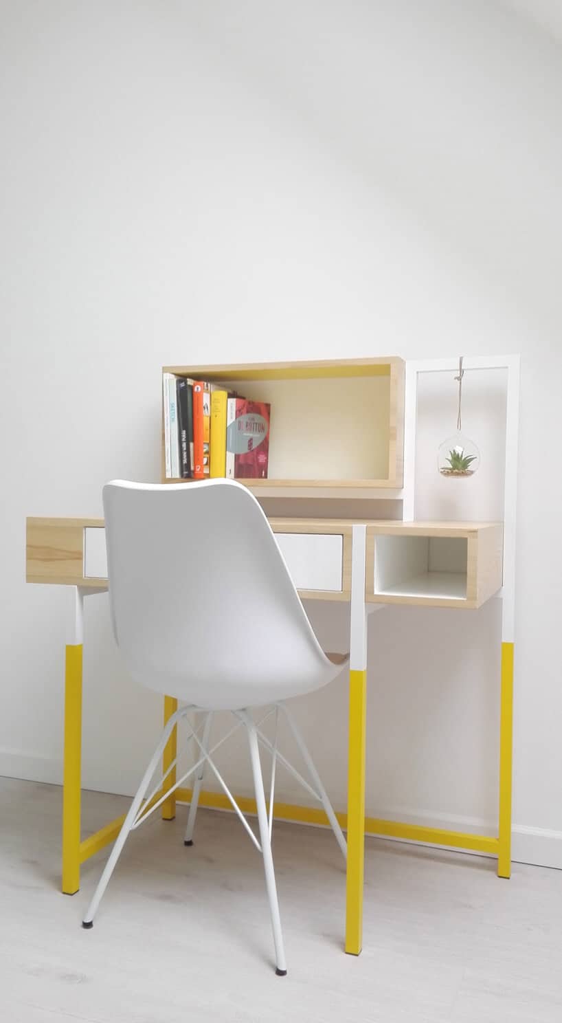 białe krzesło przy biurku z drewna z metalowymi nogami pomalowanymi na kolor żółty