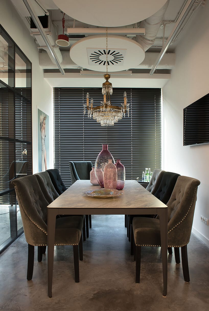 nowe atelier Paprocki & Brzozowski elegancki brązowy stół z sześcioma fotelami pod żyrddandolem