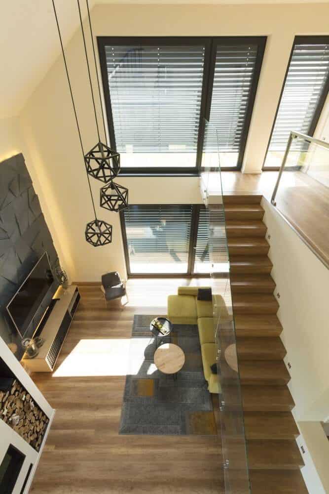 widok z klaatki schodowej apartamentu okna z żaluzją fasadową od anwis