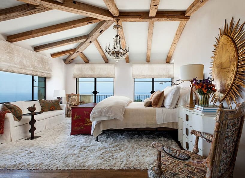sypialnia w stylu prowansalskim z dużym łóżkiem dużymi oknami